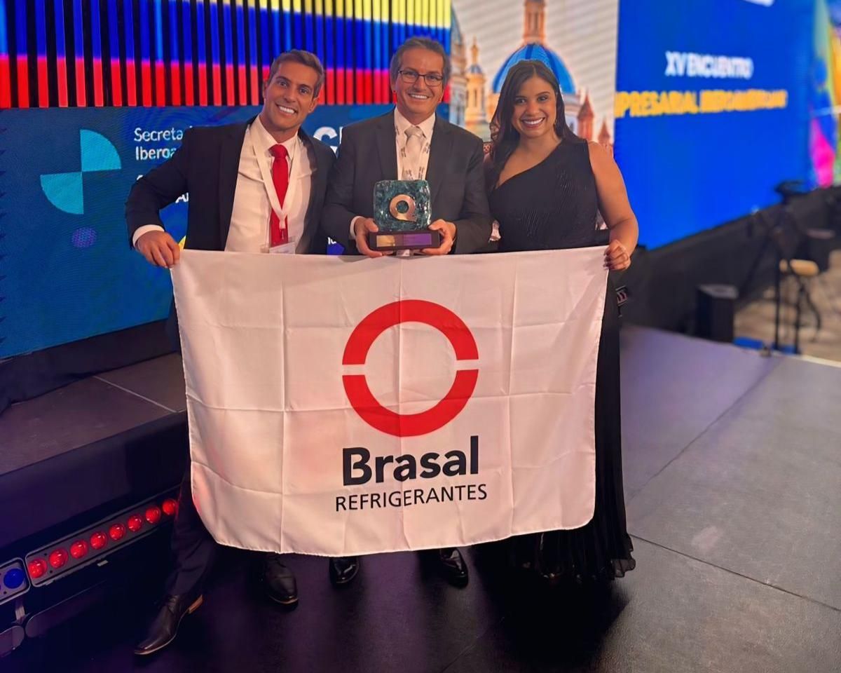 Carlos Frederico, Eric Novais e Renata Barbosa na cerimônia de premiação